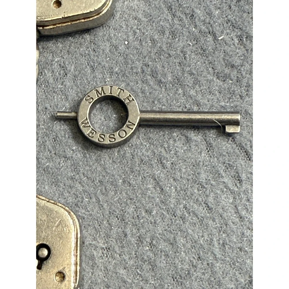 Smith Wesson M100 Handcuffs‎ Restraints Chain with Key Made in USA